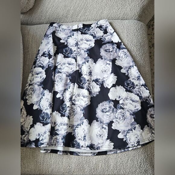 🎁Floral Black and White Skirt - Picture 2 of 3